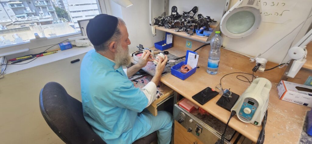 משה יסקין - טכנאי שיניים בדרגת אומן