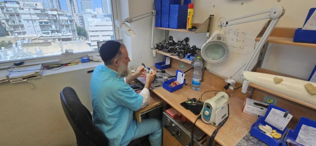 טכנאי שיניים בעבודה - יסקין